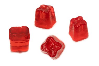 Beyaz arka planda izole edilmiş tatlı meyve jölesi.. 