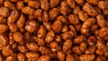 Arka planda lezzetli kavrulmuş fıstık var.. 