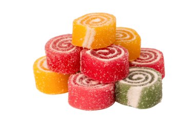 Beyaz arka planda izole edilmiş jöleli şeker rulosu. Marmelat şekeri.
