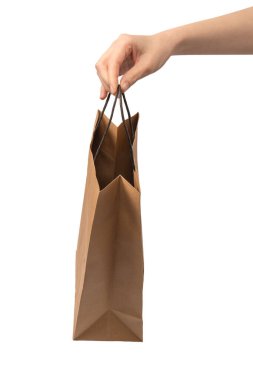 Beyaz bir arka planda, kadının elindeki kağıt torba. Kokteyl alışverişi..