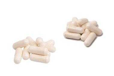 Beyaz arka planda izole edilmiş beyaz hap kapsülü. 