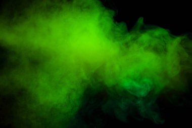 Siyah arka planda kırmızı ve yeşil buhar. Boşluğu kopyala.