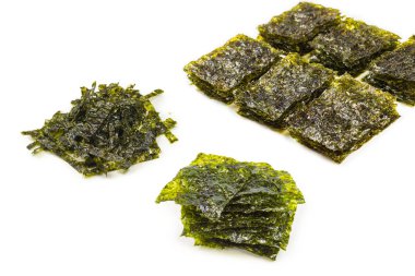 Beyaz arka planda izole edilmiş lezzetli yosun.. 