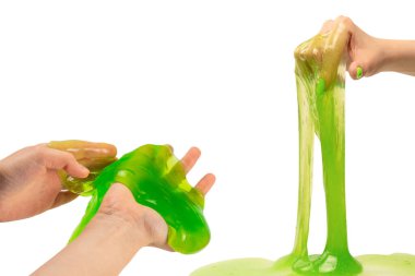 Beyaz arka planda yeşil tırnaklı yeşil balçık oyuncağı. 