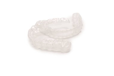 Beyaz arka planda saydam ağız koruyucusu izole edilmiş.. 