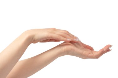 Kadın elleri beyaz bir arka planda izole edilmiş. Çıplak tırnak cilası.