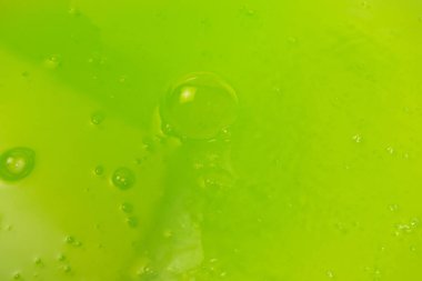 Arka plan olarak yeşil balçık oyuncağı. Üst görünüm. 