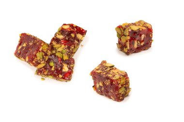 Nar ve şam fıstıklı tatlı rulo, Türk tatlıları. Türk rahat beyaz zemin üzerinde izole.