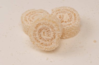 Hindistan cevizli şekerlemeler beyaz arka planda izole edilmiş.. 