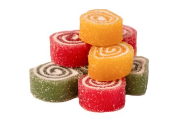 Beyaz arka planda izole edilmiş jöleli şeker rulosu. Marmelat şekeri.