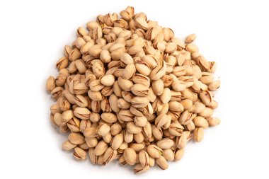 Beyaz arka planda izole edilmiş lezzetli fıstıklar..