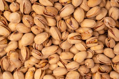 Beyaz arka planda izole edilmiş lezzetli fıstıklar..