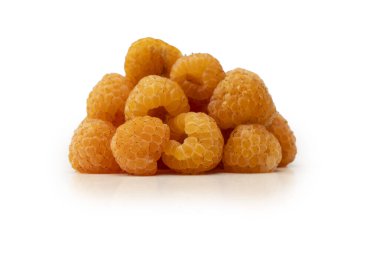 Beyaz arka planda izole edilmiş taze ahududu. Üst görünüm. 