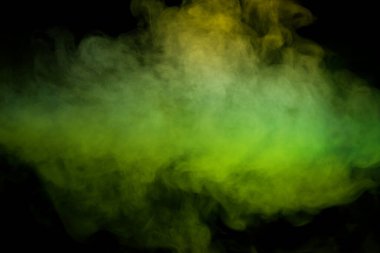 Siyah arka planda mavi ve sarı buhar. Boşluğu kopyala.