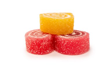 Beyaz arka planda izole edilmiş jöleli şeker rulosu. Marmelat şekeri.