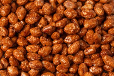 Arka planda lezzetli kavrulmuş fıstık var.. 