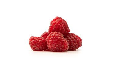 Beyaz arka planda izole edilmiş taze ahududu. Üst görünüm. 