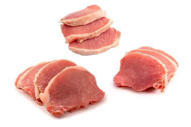 Beyaz arka planda çiğ domuz parçaları. Üst görünüm. 