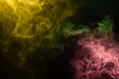 Siyah arka planda sarı ve pembe buhar. Boşluğu kopyala.