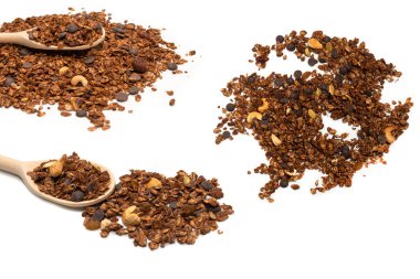 Tahta kaşıkta fındıklı çikolatalı tahıl gevreği. Beyaz arka planda izole edilmiş.