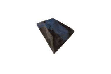 Değerli taşlar şeklinde çikolata şekerlemeleri, beyaz bir arka planda izole edilmiş mermer desenli.. 