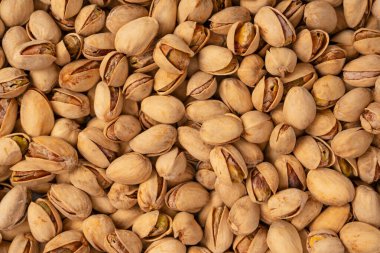 Beyaz arka planda izole edilmiş lezzetli fıstıklar..