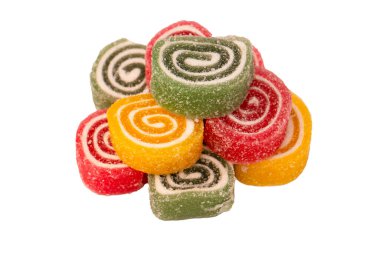 Beyaz arka planda izole edilmiş jöleli şeker rulosu. Marmelat şekeri.