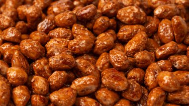 Arka planda lezzetli kavrulmuş fıstık var.. 