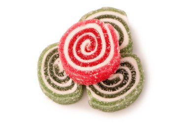 Beyaz arka planda izole edilmiş jöleli şeker rulosu. Marmelat şekeri.