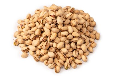 Beyaz arka planda izole edilmiş lezzetli fıstıklar..