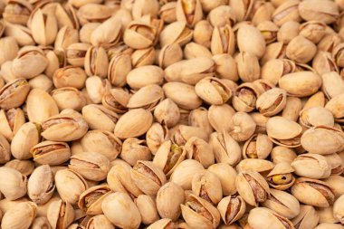 Beyaz arka planda izole edilmiş lezzetli fıstıklar..