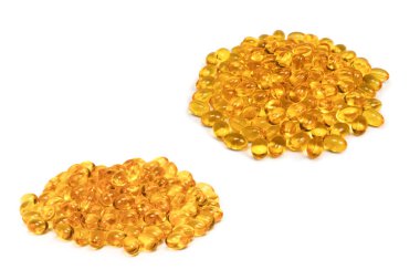 Beyaz zemin üzerinde izole edilmiş bir grup sarı kapsül. 