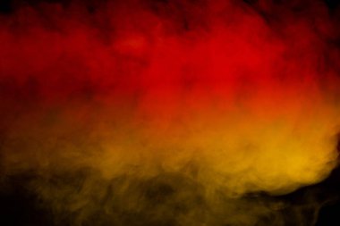 Siyah arka planda sarı buhar. Boşluğu kopyala.