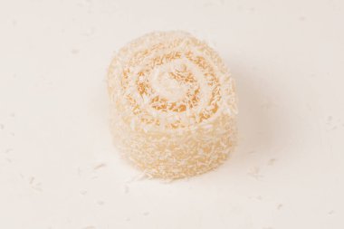 Hindistan cevizli şekerlemeler beyaz arka planda izole edilmiş.. 