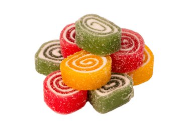 Beyaz arka planda izole edilmiş jöleli şeker rulosu. Marmelat şekeri.