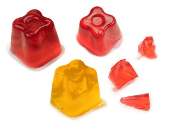 Beyaz arka planda izole edilmiş tatlı meyve jölesi.. 