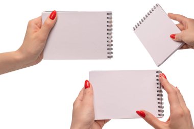 Kırmızı tırnaklı kadınların elinde boş beyaz kağıt olan bir defter. Boşluğu kopyala. 