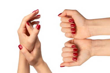 Beyaz arka planda kırmızı tırnaklı kadın elleri var. Kırmızı oje. Kare çivi formu. 