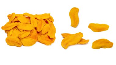 Beyaz arka planda izole edilmiş kuru, lezzetli mango dilimleri. Üst görünüm. 
