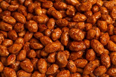 Arka planda lezzetli kavrulmuş fıstık var.. 