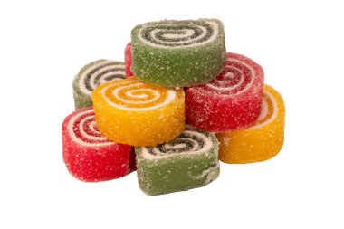 Beyaz arka planda izole edilmiş jöleli şeker rulosu. Marmelat şekeri.