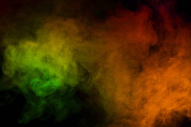 Siyah arka planda turuncu ve kırmızı buhar. Boşluğu kopyala.