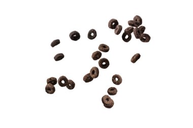 Çikolata halkaları gevrekleri bir kaseye dökülür. Kahvaltıda. Beyaz bir arkaplanda izole edilmiş. 