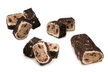 Çikolata ve fındıklı tatlı rulo, Türk tatlıları. Türk rahat beyaz zemin üzerinde izole. 