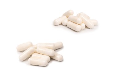 Beyaz arka planda izole edilmiş beyaz hap kapsülü. 