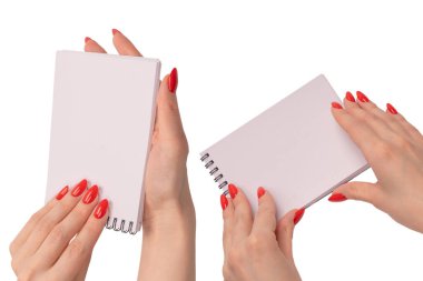 Kırmızı tırnaklı kadınların elinde boş beyaz kağıt olan bir defter. Boşluğu kopyala. 