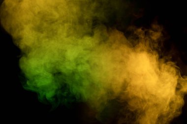 Siyah arka planda turuncu ve kırmızı buhar. Boşluğu kopyala.