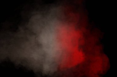 Siyah arka planda turuncu ve kırmızı buhar. Boşluğu kopyala.