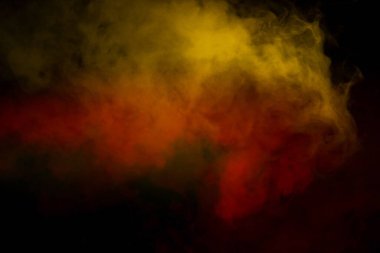 Siyah arka planda turuncu ve kırmızı buhar. Boşluğu kopyala.