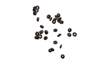 Çikolata halkaları gevrekleri bir kaseye dökülür. Kahvaltıda. Beyaz bir arkaplanda izole edilmiş. 